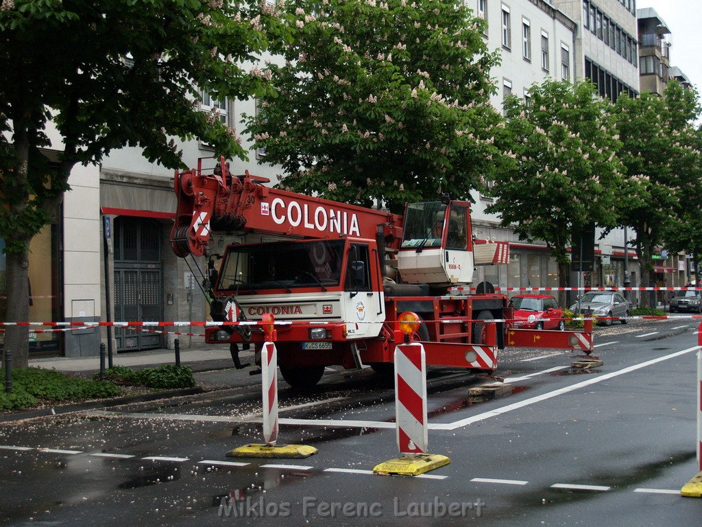 800 kg Fensterrahmen drohte auf Strasse zu rutschen Koeln Friesenplatz P12.JPG